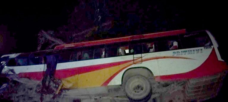 पोखराबाट पश्चिमतर्फ जाँदै गरेको बस बिहानै दाङमा दुर्घटना, १४ यात्रु घाईते
