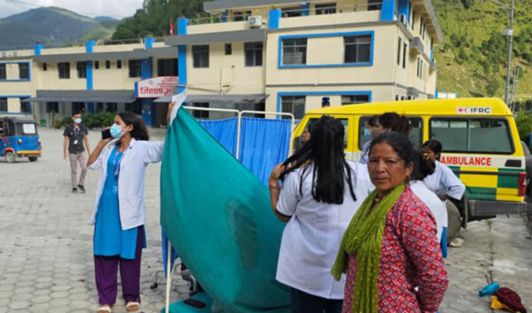 भूकम्पपछि बझाङमा एक महिलाले चौरमा बच्चा जन्माइन्