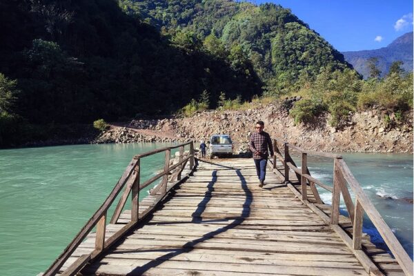 पक्की पुल निर्माण गर्न बजेट नभएपछि काठको पुल