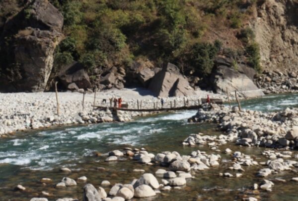 सेती नदिमा जोखिमपुर्ण वारपार गर्दै बझाङका स्थानिय