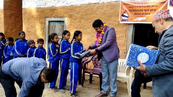 जोरायलमा २ सय ८३ जना बिद्यार्थिहरुलाई शैक्षिक सामाग्री र न्यानो कपडा वितरण