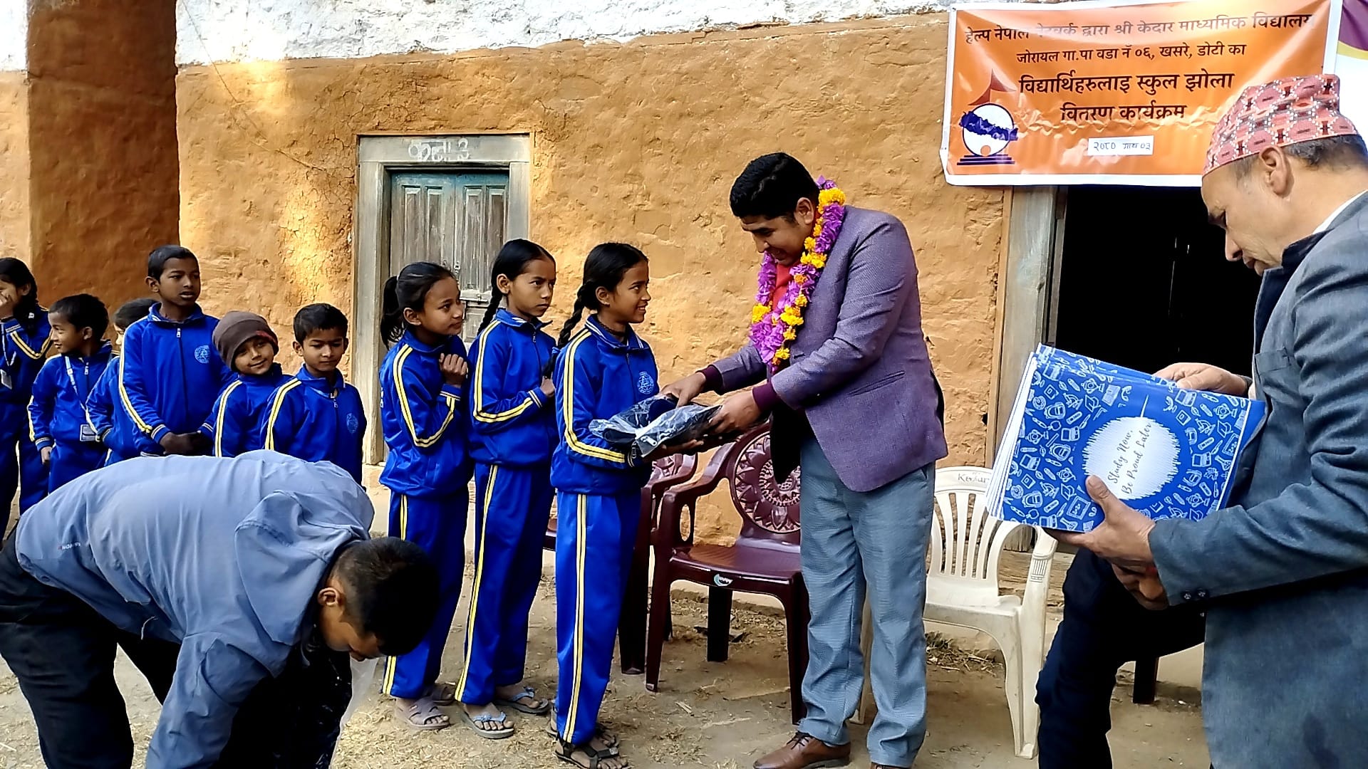 जोरायलमा २ सय ८३ जना बिद्यार्थिहरुलाई शैक्षिक सामाग्री र न्यानो कपडा वितरण