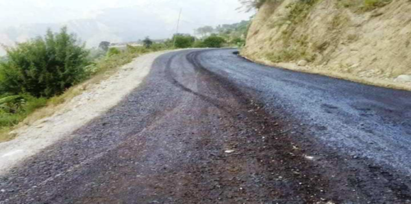 डोटी र डडेल्धुराका सडक कालोपत्रे गरिने काम धमाधम हुँदै