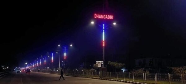 धनगढी भन्सारदेखि मोहनपुर सम्म ६ लेन सडकमा स्ट्रीप लाइट जडान