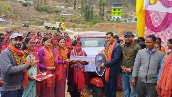 नारी दिवसमा नारीलाई अटो रिक्सा हस्तान्तरण