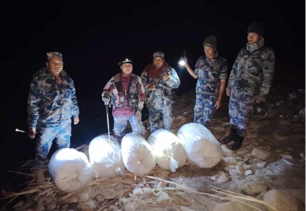 सप्तकोशीमा डुंगामा राखेर ओसारपसार गरिरहेको १६४ किलो गाँजा बरामद