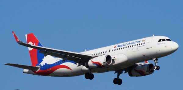 धनगढीबाट बझाङ उड्न लागेको समिट एयरको जहाजबाट इन्धन चुहिएपछि