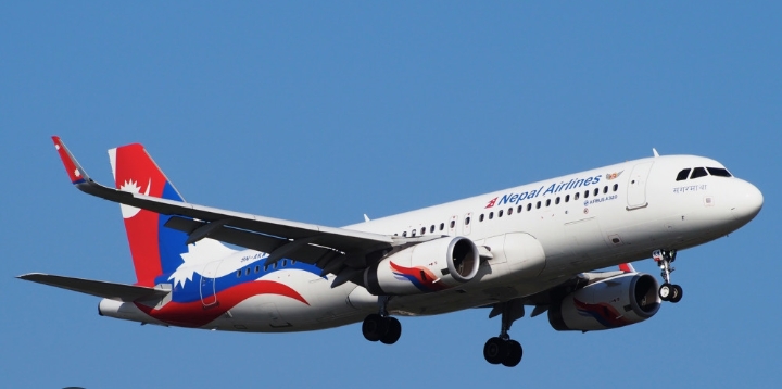 धनगढीबाट बझाङ उड्न लागेको समिट एयरको जहाजबाट इन्धन चुहिएपछि