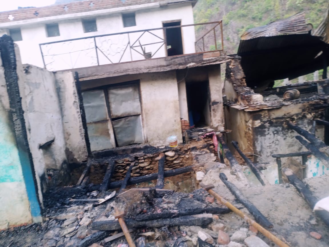 आगलागिवाट २ पसल जलेर नष्ट