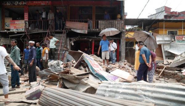 अतिक्रमण गरेर बनाइएका घरमा काठमाडौं महानगरले चलायो डोजर