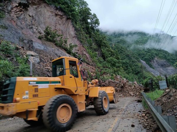 चुम्लिङटार र मौवाखोलाको पहिरो हटाएपछि दुइतर्फी खुल्यो पृथ्वी राजमार्ग