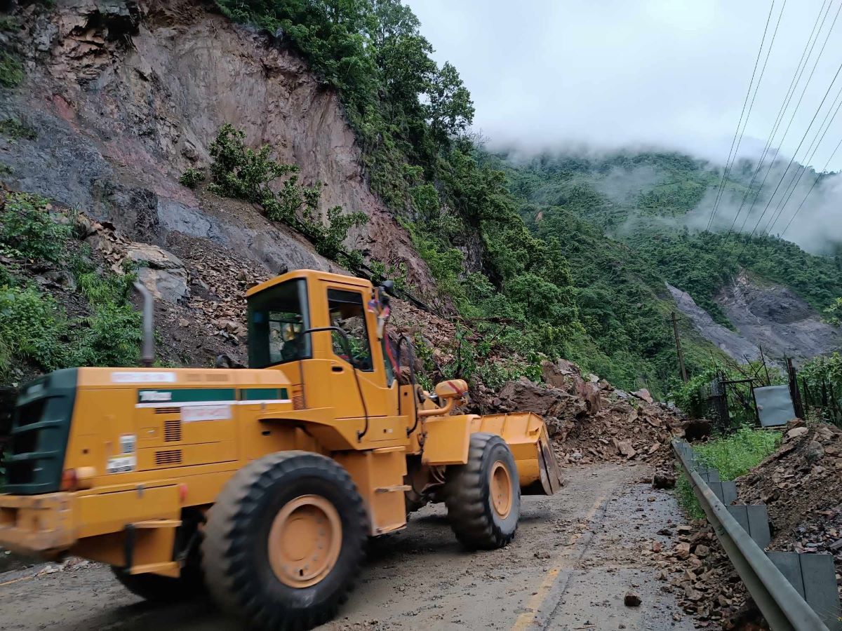 चुम्लिङटार र मौवाखोलाको पहिरो हटाएपछि दुइतर्फी खुल्यो पृथ्वी राजमार्ग