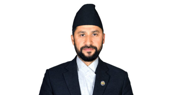 रवि लामिछानेलाई न्यायाधीश नवराज दाहालको इजलासमा पेस गरिँदै