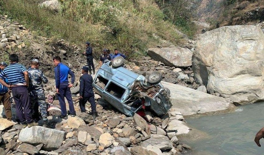 यात्रु सवार गाडी  नदीमा खस्यो