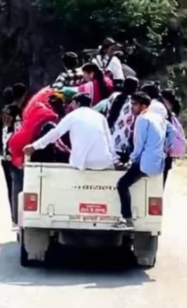 डोटीमा क्षमता भन्दा बढी यात्रु बोक्ने जिप चालक प्रहरी नियन्त्रणमा
