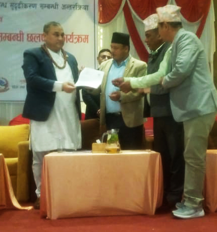 स्थानीय सरकारका छातासंगठनहरुले भने स्थानीय सेवा ऐन तत्काल जारी गर