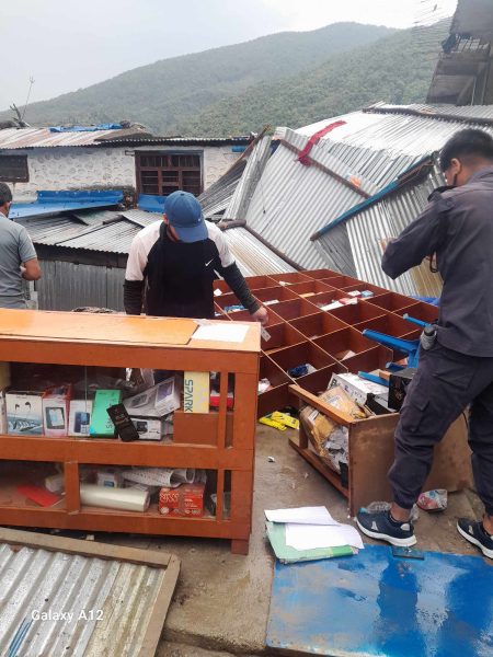 वायलमा हावाहुरीले पसलको छाना उडायो, दुई लाख बराबरको क्षति