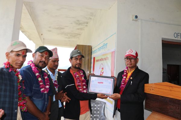 महालक्ष्मी बैंकद्धारा बिद्यालयलाई सामाग्री हस्तान्त्रण