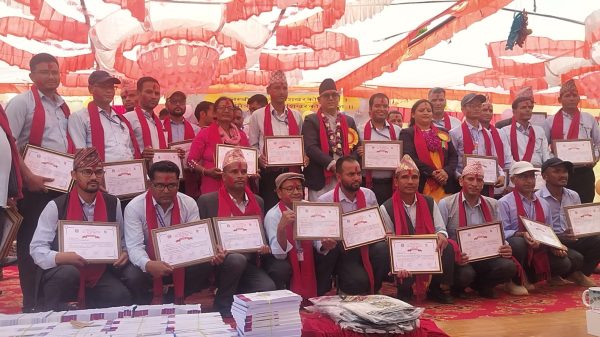 शिखरवाट भए उत्कृष्ट शिक्षक देखि विद्यार्थी पुरस्कृत