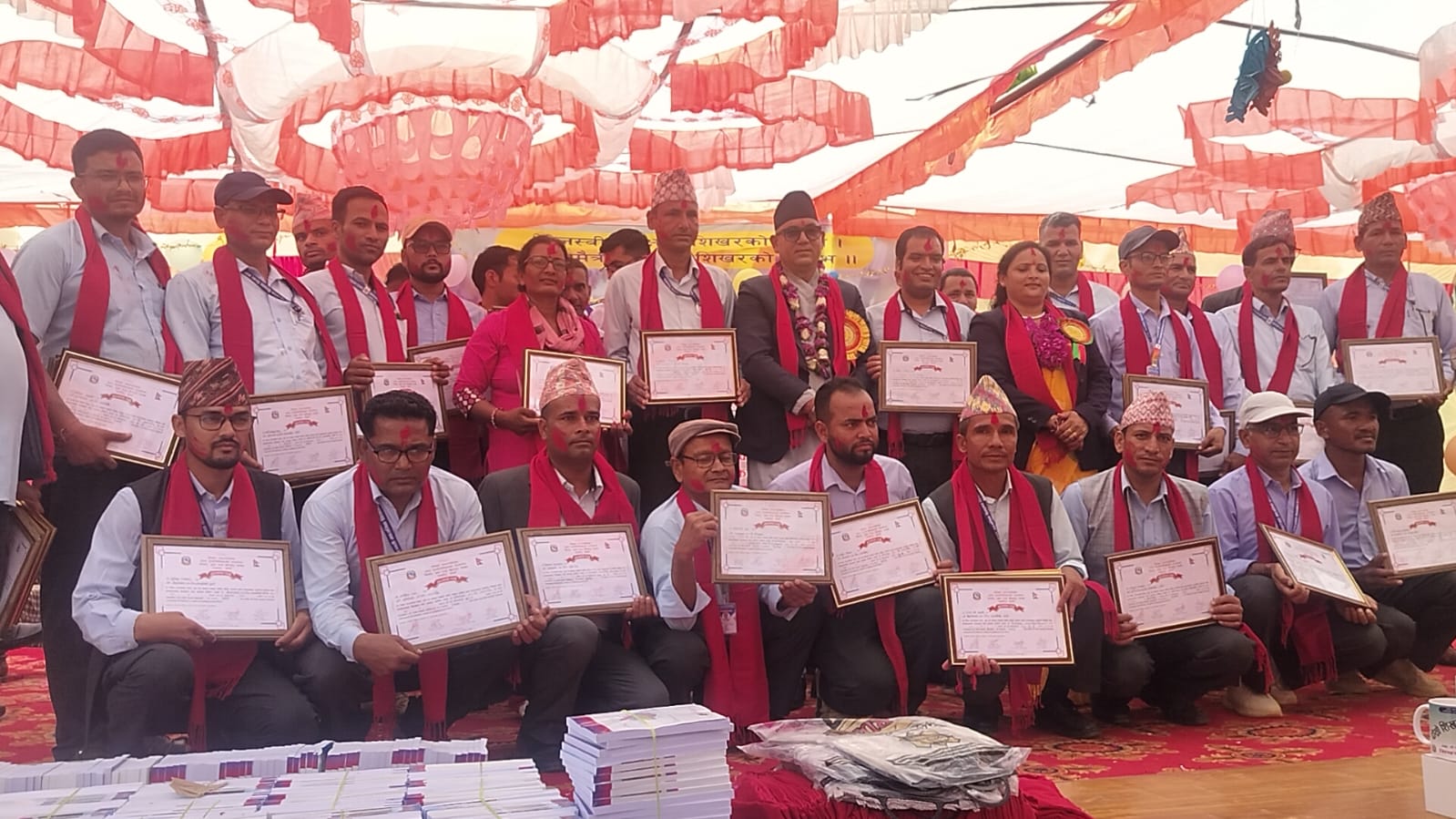 शिखरवाट भए उत्कृष्ट शिक्षक देखि विद्यार्थी पुरस्कृत