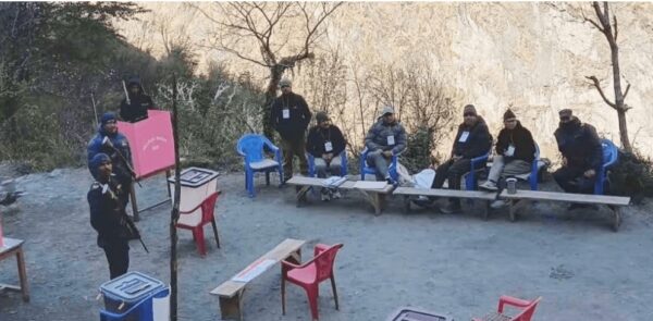 दार्चुलामा रित्तो मतपेटिका बोकेर फर्किए कर्मचारी