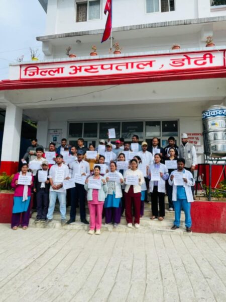 श्रम विभेद अन्त्य र सेवा सुविधाको माग गर्दै जिल्ला अस्पताल डोटीका कर्मचारी आन्दोलनमा